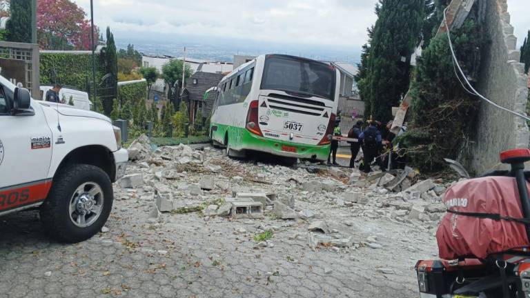 VIDEO: Así fue el momento en que un bus chocó contra una urbanización en Quito