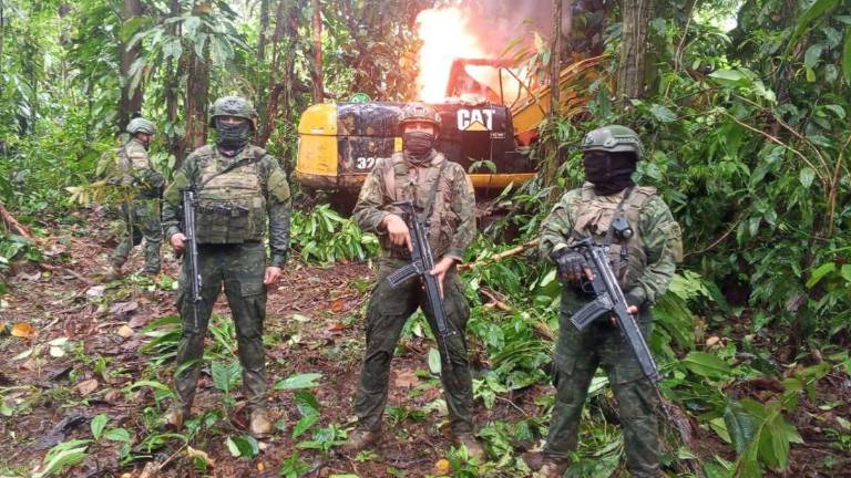 Ejército golpea minería ilegal y estructuras guerrilleras en Esmeraldas
