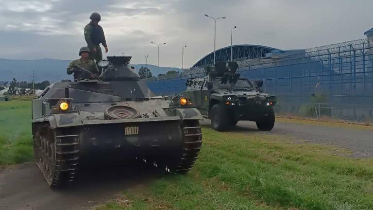 Los militares usaron vehículos de combate para controlar el perímetro de la cárcel de Cotopaxi.