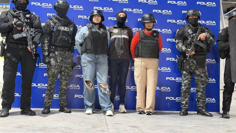 Esposa e hija de alias Fito llegan a Ecuador tras ser expulsadas de Colombia: serán llevadas a La Roca