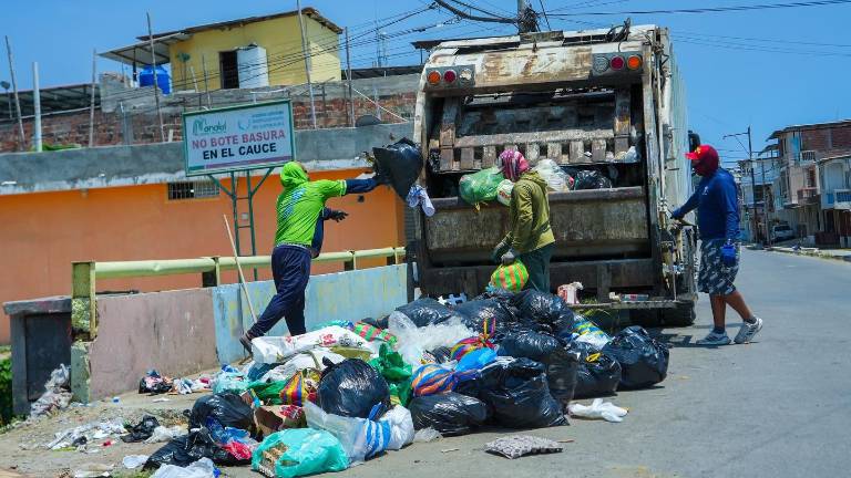 COE Nacional ordena recolección inmediata de basura en Manta por riesgos sanitarios