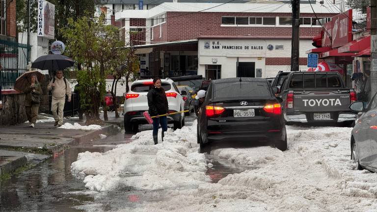 Lluvias con granizo en Quito obligan a restringir circulación en túneles, viaductos y avenidas