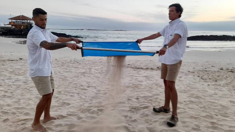 La limpieza de playas en búsqueda de fragmentos de plásticos es una de las formas para combatir el efecto de esta contaminación en Galápagos.