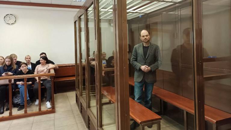 Opositor ruso es condenado a 25 años de prisión por traición al gobierno