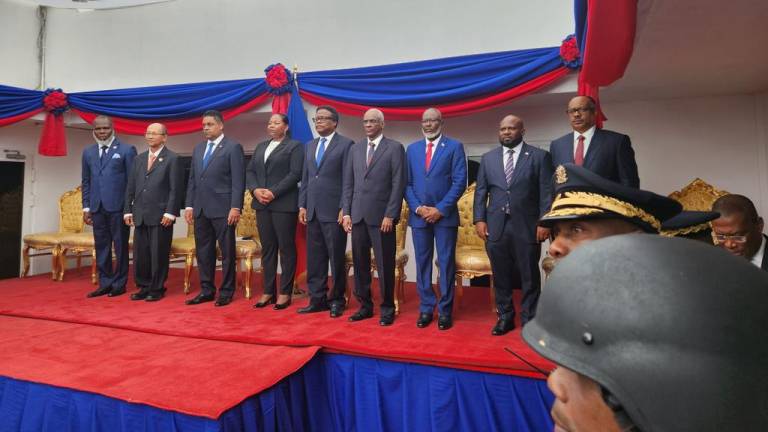 Fotografía de los miembros que integran el consejo presidencial de transición en Haití.