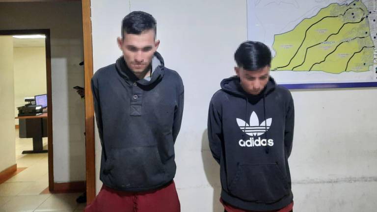 Dos sujetos se grababan para amedrentar a moradores de un barrio de Quito.