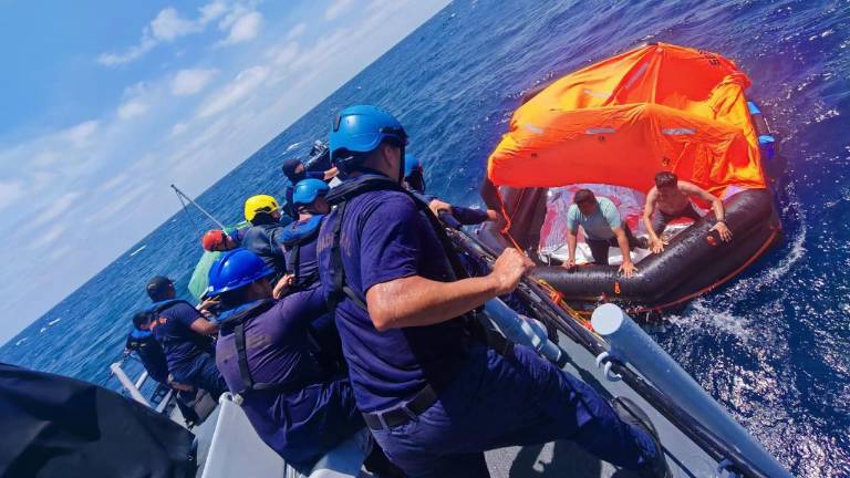 Naufragio en Santa Elena: 14 tripulantes siguen desaparecidos y la Armada intensifica su búsqueda