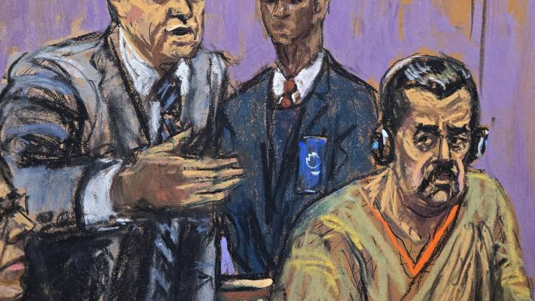 Fotografía de un dibujo realizado por la artista Jane Rosenberg donde aparece el depuesto presidente de Venezuela, Nicolás Maduro, junto a su abogado Barry Pollack.