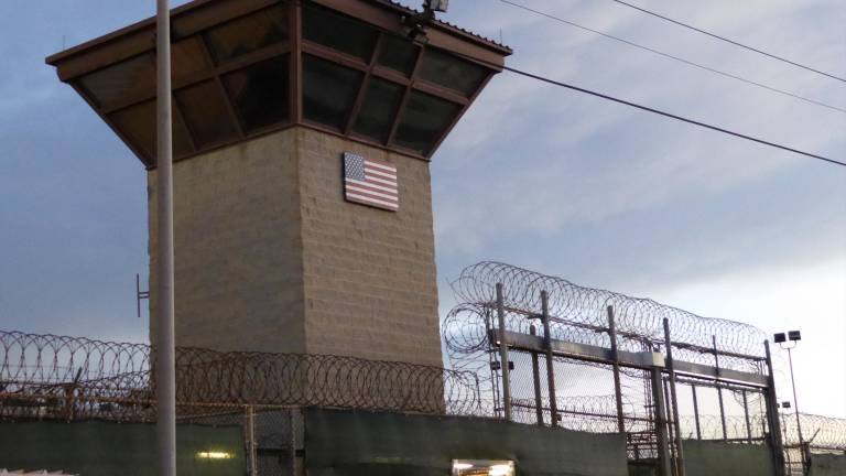Parten los primeros aviones estadounidenses llenos de migrantes con destino a la prisión de Guantánamo