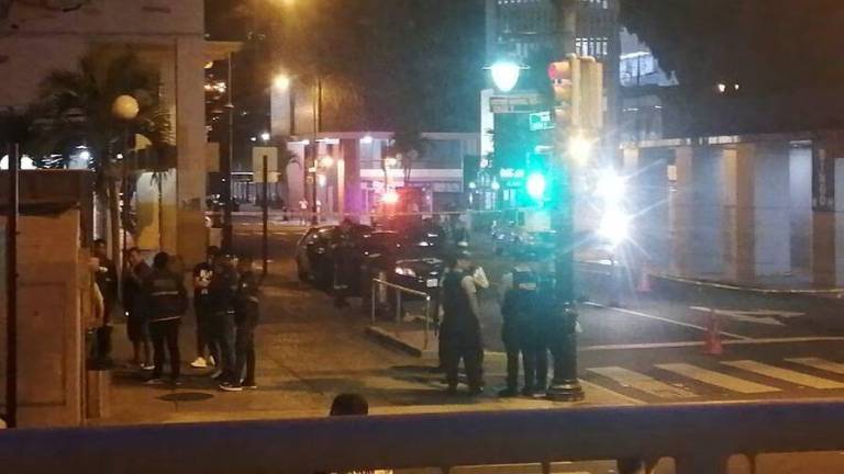 Policía se moviliza por carro que almacenaba cilindros de gas con una fuga, abandonado en el centro de Guayaquil