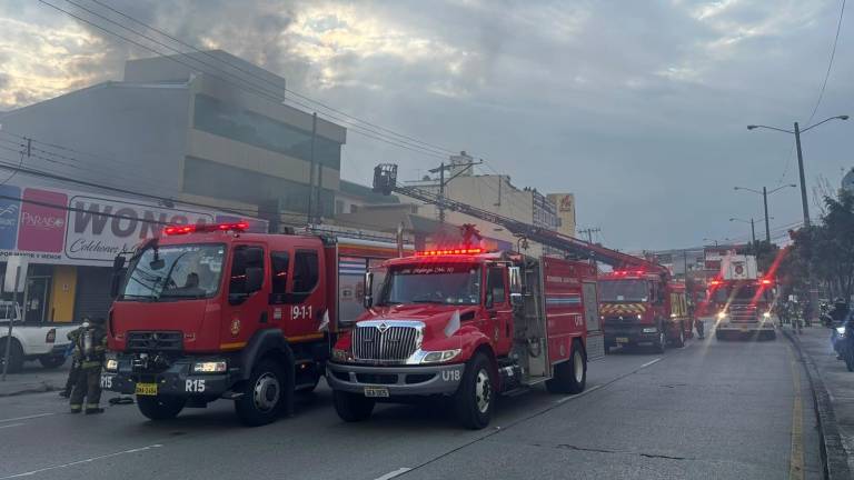 Guayaquil: Incendio en edificio de la avenida Juan Tanca Marengo moviliza a bomberos