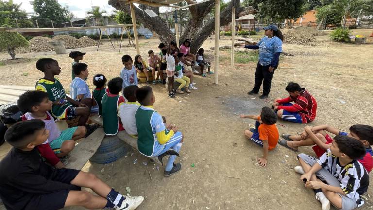 Fotografía de niños del noroeste de Guayaquil recibiendo un taller sobre educación social.