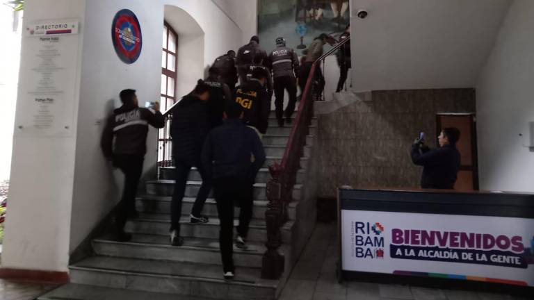 Allanamientos y diez detenciones en el Municipio de Riobamba por presuntos actos de corrupción