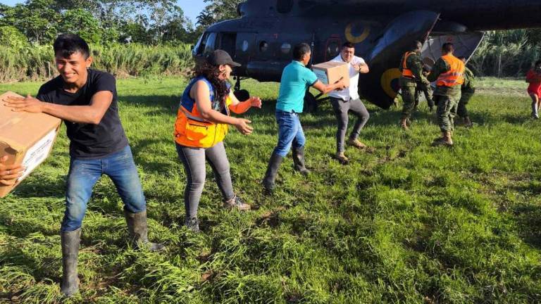 Una de las últimas tareas del helicóptero fue la entrega de asistencia humanitaria a la comunidad Pakayaku, afectada por el desbordamiento del río Bobonaza, en la provincia de Pastaza.