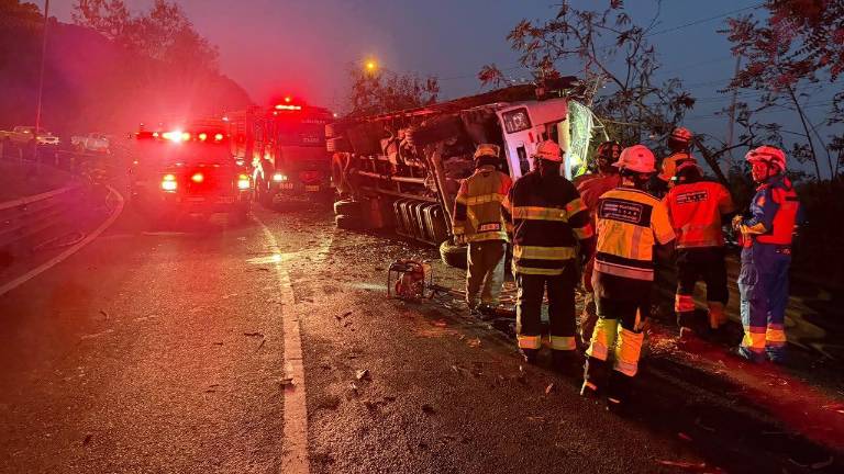 Guayaquil: Rescatan a una persona atrapada tras accidente en la vía Perimetral