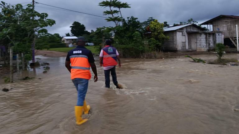 Intensas lluvias causan inundaciones en Guayaquil y desbordan un río en Muisne, Esmeraldas