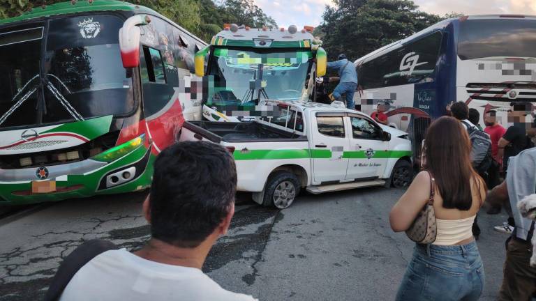 VIDEO | Cámara de bus captó accidente de tránsito múltiple en la vía Zamora-Yantzaza