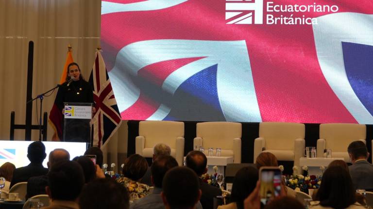 Ecuador negocia primer contrato de compra de energía con Colombia para enfrentar crisis de apagones