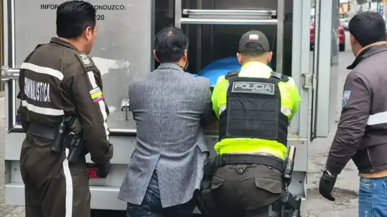 Dictan prisión preventiva a un policía de Dinased por hurtar USD 6.000 a un fallecido en Quito: así fue descubierto
