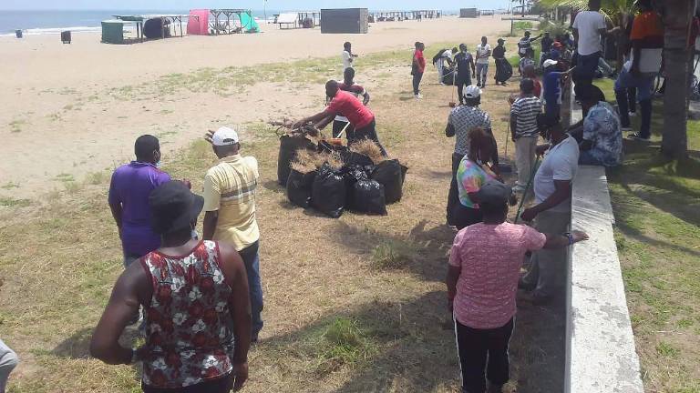 Reclusos limpian playas de Esmeraldas