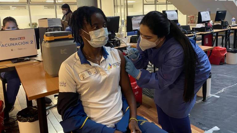 Deportistas olímpicos recibieron vacuna contra la COVID-19 para viajar a Tokio