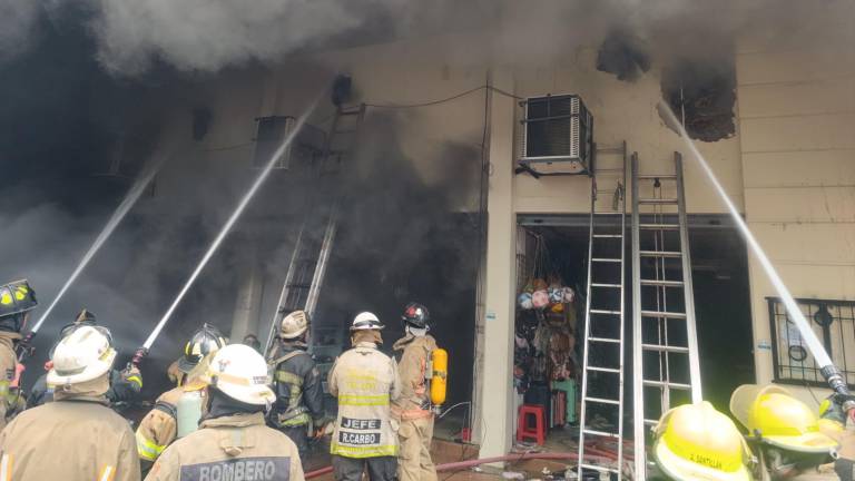 Bomberos reportan nuevo incendio en el centro de Guayaquil: hay tres locales afectados