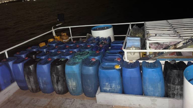 Incautan 3.700 galones de combustible y droga en operativo en Manabí