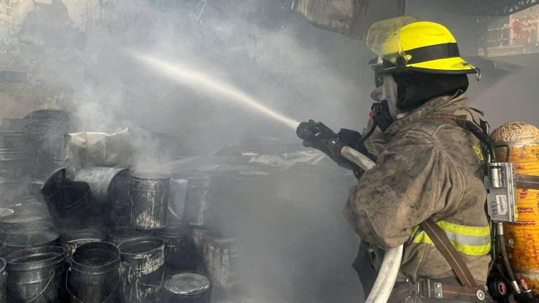 200 bomberos controlaron un incendio en un fábrica de plásticos en Guayaquil