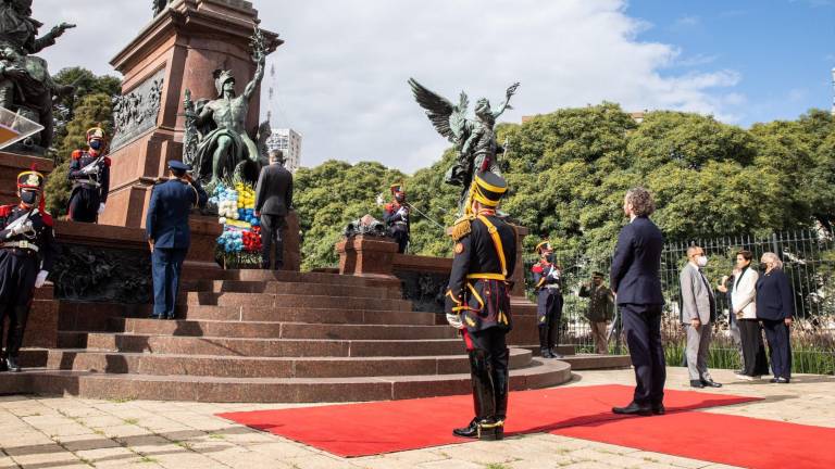Lasso arranca su visita a Argentina con una ofrenda floral a José de San Martín