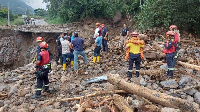 Varias de las emergencias estuvieron relacionadas a los derrumbes que se produjeron en varias carreteras del país.