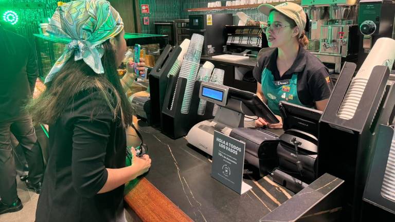 Clienta en la orden de su pedido, durante la inauguración del primer local de Starbucks en Guayaquil.
