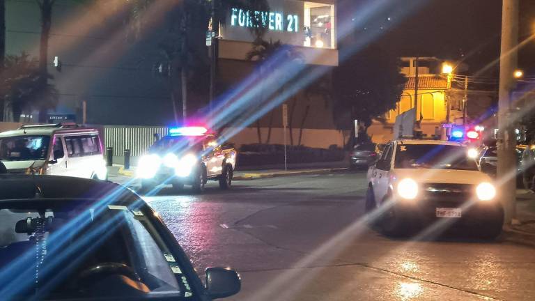 Delincuente intentó esconderse en centro comercial de Guayaquil durante persecución policial