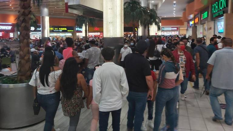 Multas de hasta $2.800 contra locales que incumplieron normas durante día del Niño en Guayaquil