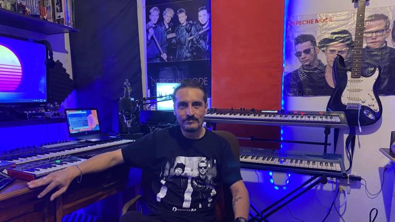 Alfredo Pazmiño conocido como Midiman (nombre que viene de un secuenciador que puede reproducir y grabar música desde instrumentos MIDI)”.