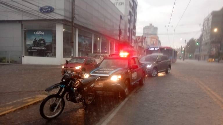 Fuerte lluvia con granizo en Quito provoca inundaciones y afectaciones en varias avenidas