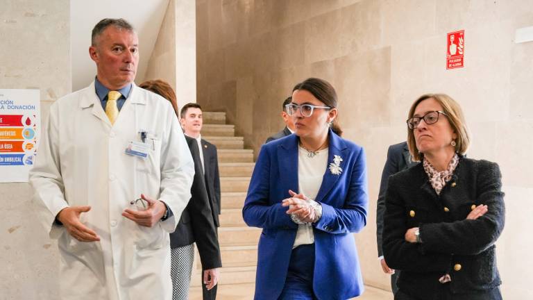 Vicepresidenta de Ecuador, María José Pinto, durante su visita a un centro médico en España.
