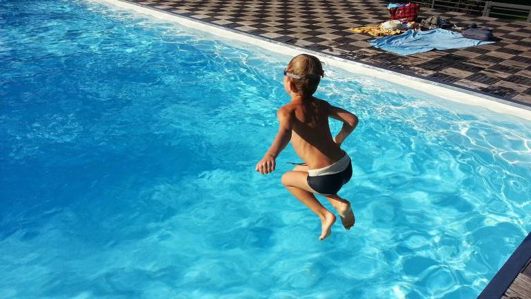 La impactante marca que le quedó a un niño tras ser succionado por la depuradora de una piscina en España