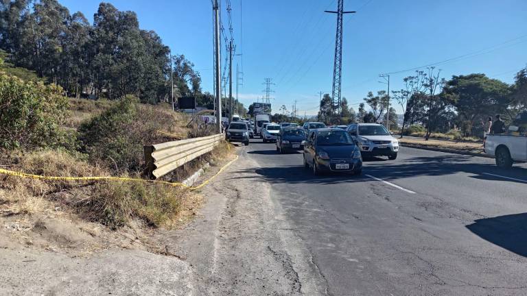 Hallan cuerpo decapitado y embalado en la avenida Simón Bolívar de Quito