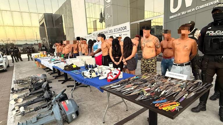 Asesinato en un bus de Guayaquil: capturan a cuatro sospechosos con máscaras de payaso y radio policial
