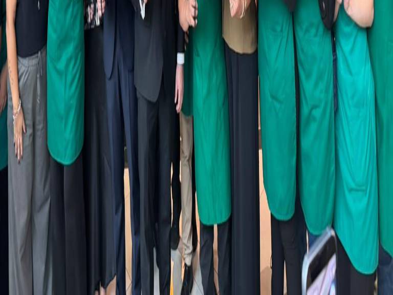 $!Representantes y trabajadores de Starbucks, durante el corte de cinta del primer local en Guayaquil, este 15 de julio de 2026.