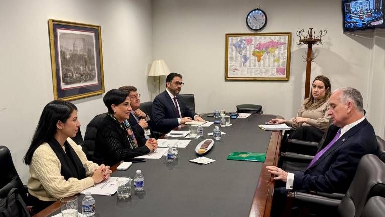 Reunión encabezada por la canciller de Ecuador, Gabriela Sommerfeld, y el congresista estadounidenseMario Díaz-Balart.