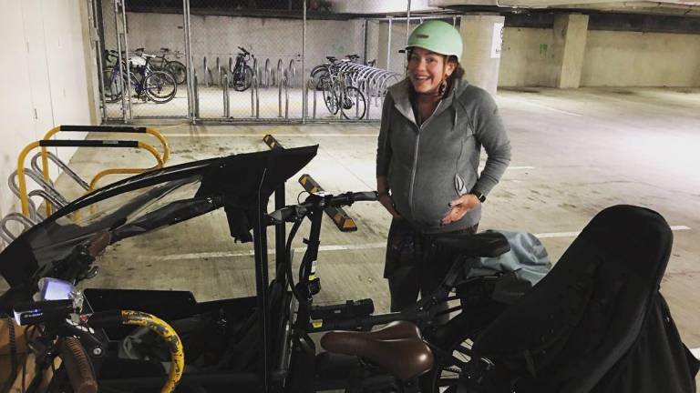 Julie Anne Genter, miembro del parlamento en Nueva Zelanda, se movilizó en bicicleta hasta un hospital al comprender que se encontraba en labor de parto.