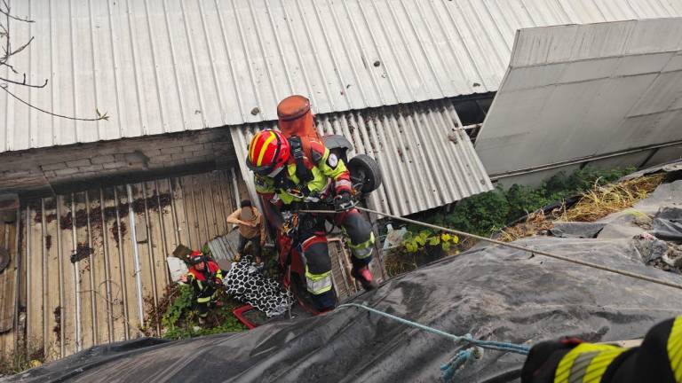 Un hombre queda herido luego de que vehículo cayera en el techo de una casa, en Quito