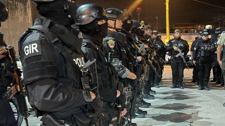 Personal de la Policía Nacional en formación, lista para un operativo.