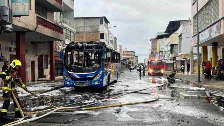Bomberos de Manta apagaron un incendio que se registró en un bus urbano