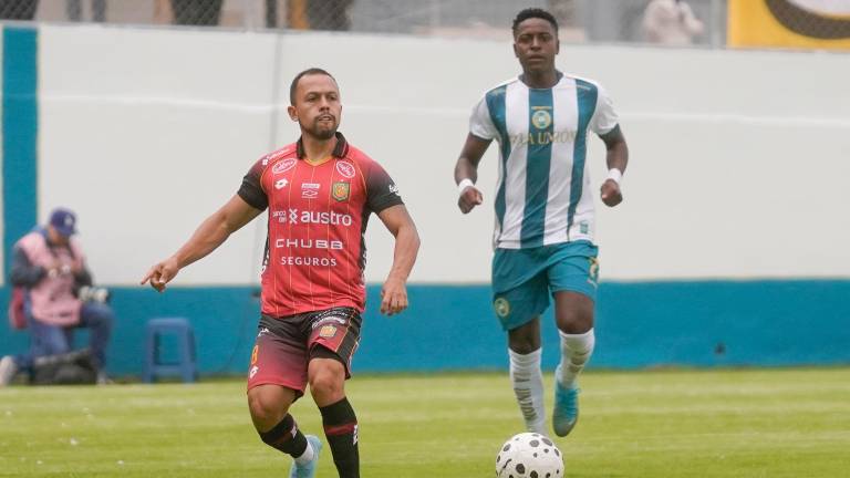 Edison Vega disputando el balón frente a Luis Lastra en la Copa Ecuador.