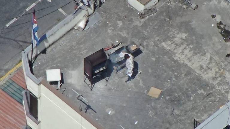 Tensión en la Embajada de Cuba en Quito.