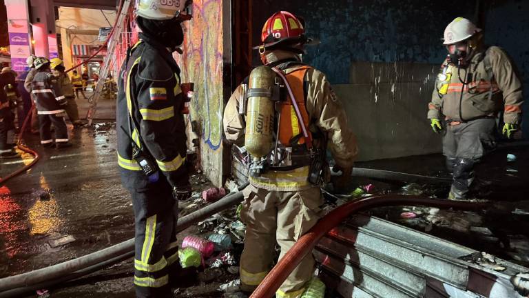 Incendio en una bodega en el centro de Guayaquil dejó un fallecido y daños materiales
