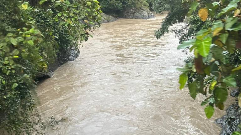 Colapso de alcantarilla provoca el cierre total de la vía Alóag-Santo Domingo durante toda la madrugada