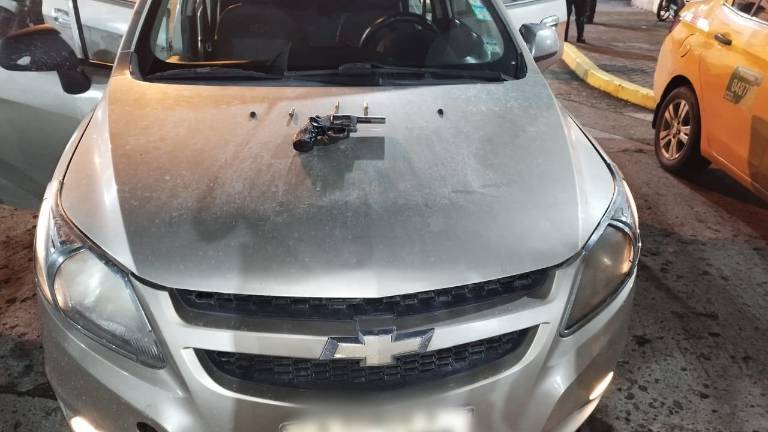Al interior del vehículo iban cuatro personas, las cuales fueron detenidas.